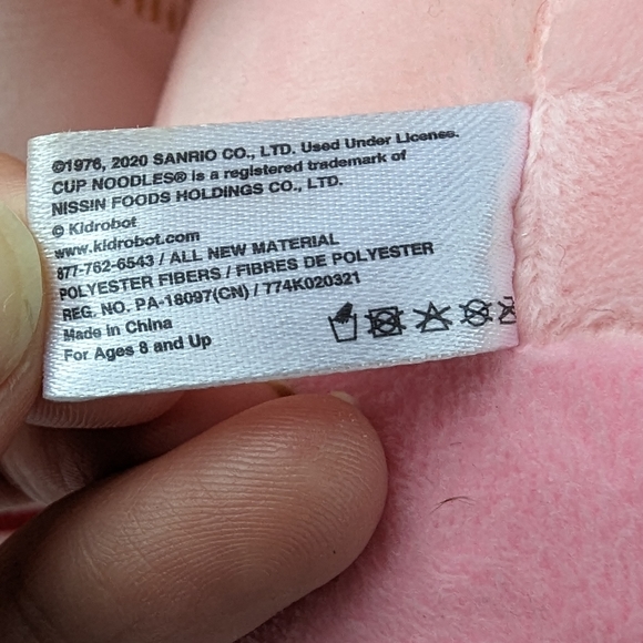 Hello Kitty x Nissin Cup of Noodles in Pig costume plush toy - Picture 10 of 10